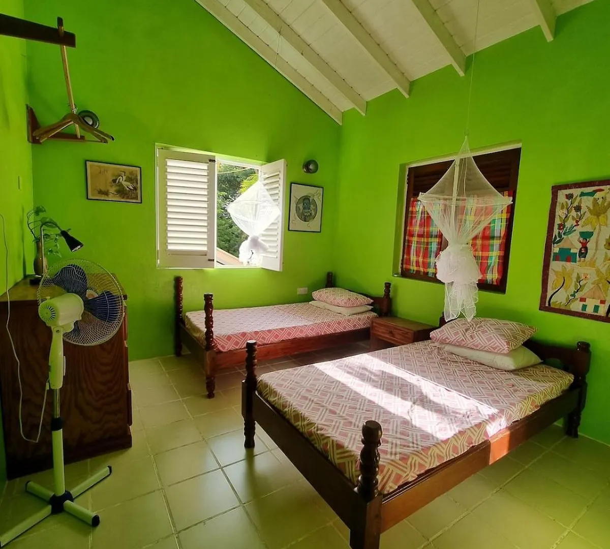 Chalet La Mar -- the main house Laborie بيت للعطل